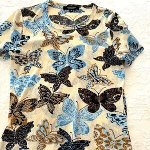 Karen Kane stretchy short sleeve beautiful top w/blue & tan butterfly pattern